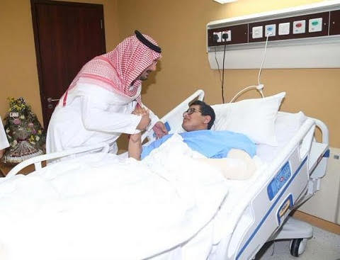 لفتة رائعة من رئيس #الهلال لمشجع تعرض لحادث قبل نصف نهائي آسيا