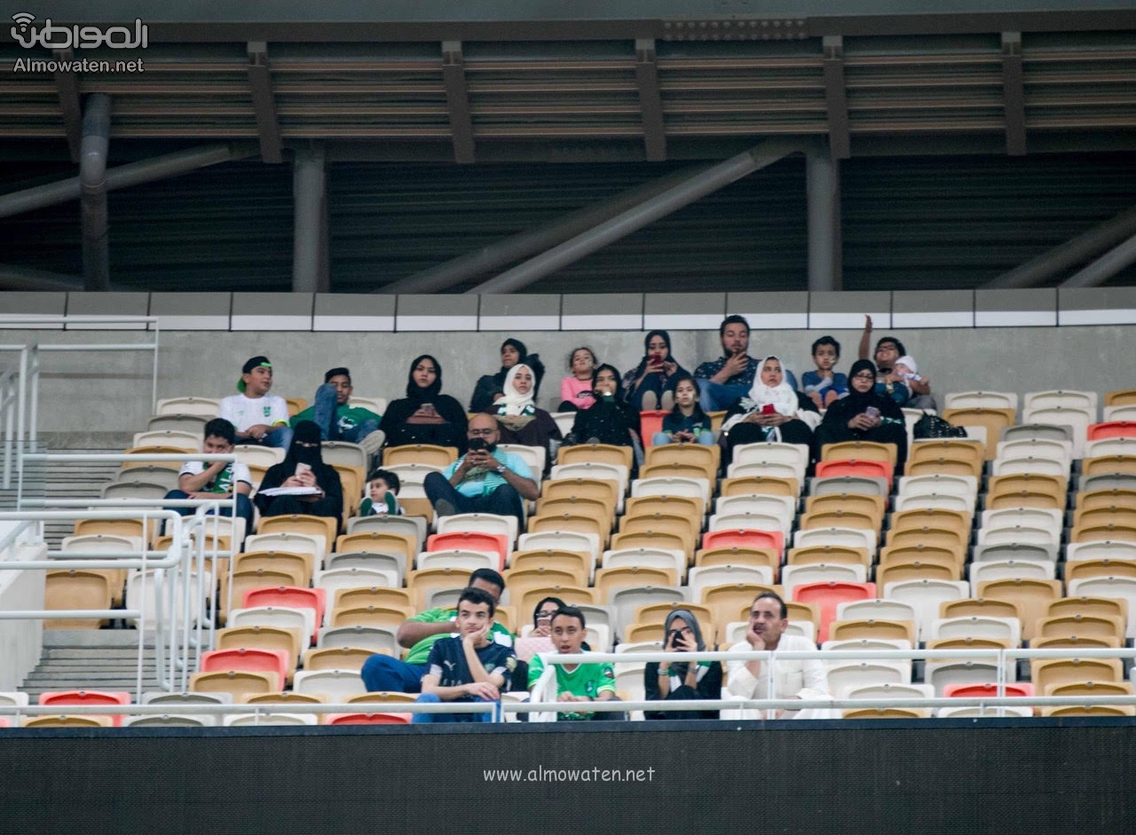 النساء مشجعات في مباراة الأهلي والعروبة