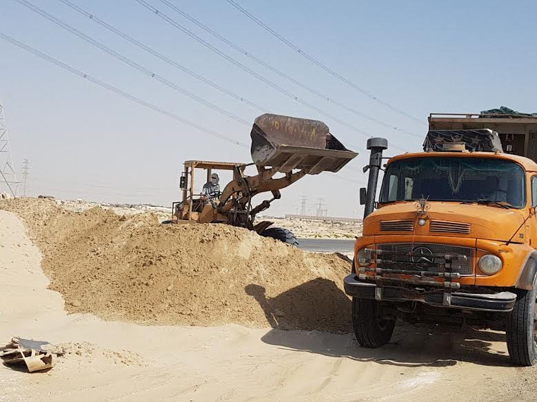 بالصور.. الإطاحة بعمالة مخالفة تجرف الأراضي وتنهل الرمال غرب الدمام