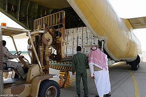 الطائرة الإغاثية #السعودية العاشرة تصل إلى #عدن