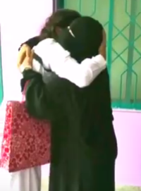 بالفيديو.. سعودي يحتفي بوالدته لحصولها على الثانوية