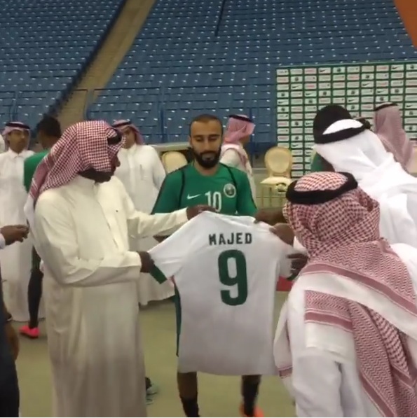 بالصور.. إشادة بلفتة المنتخب السعودي تجاه ماجد عبدالله