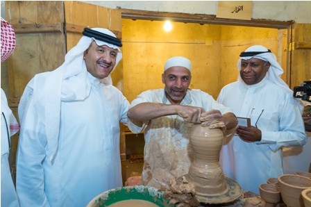 شاهد بالصور.. سلطان بن سلمان يزور مهرجان الأحساء للحرف اليدوية