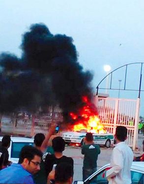جماهير فولاذ تحرق سيارتي شرطة لمنعهم بيع “الزي السعودي”