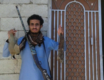 بالصور.. الهالك المالكي يستبدل سلاح القنص بسلاح داعش.. وتويتر السبب!