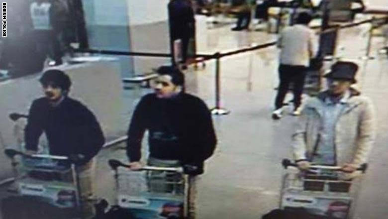 فيديو متداول اليوم.. لحظة دخول الإرهابيين صالة السفر بمطار بروكسل