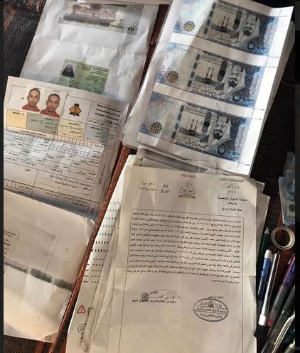 بالصور.. الإطاحة بصومالي امتهن تزييف العملة والوثائق الرسمية