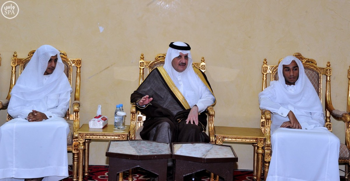سعود بن نايف ينقل تعازي الملك لذوي الشهيد علي الحبيب