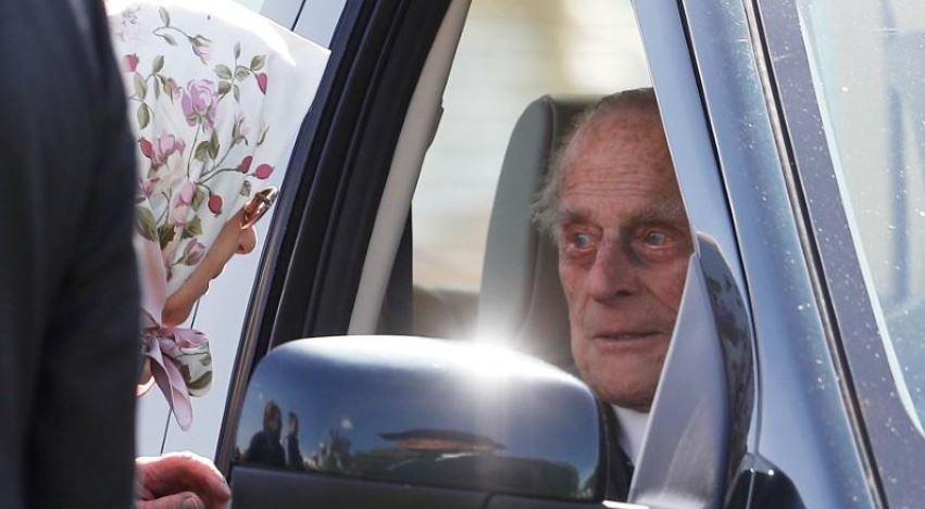 الأمير فيليب يقود سيارته بنفسه في سن الـ96
