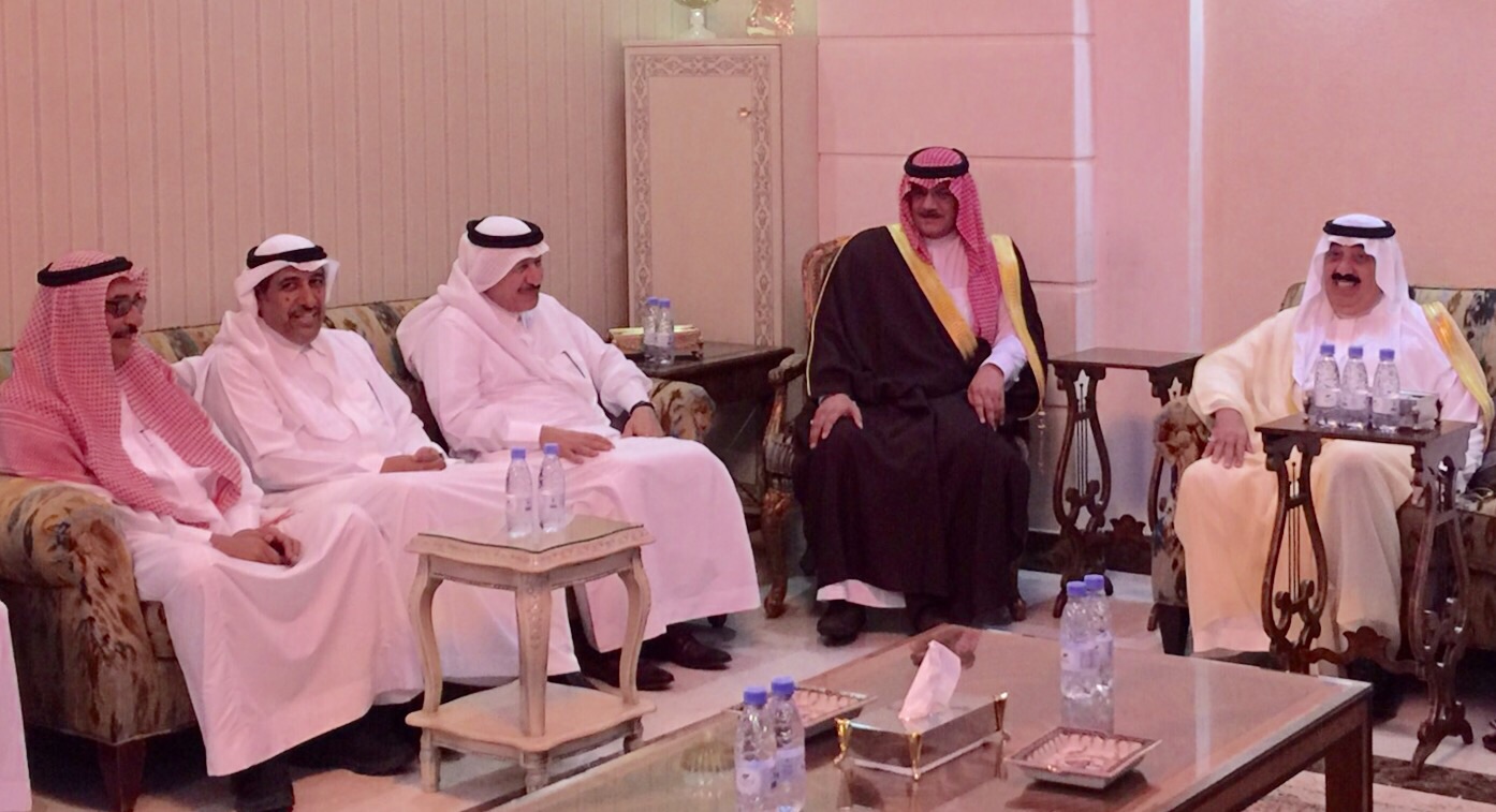 بالصور.. الأمير متعب بن عبدالله يعزي رجل الأعمال “المقيرن”