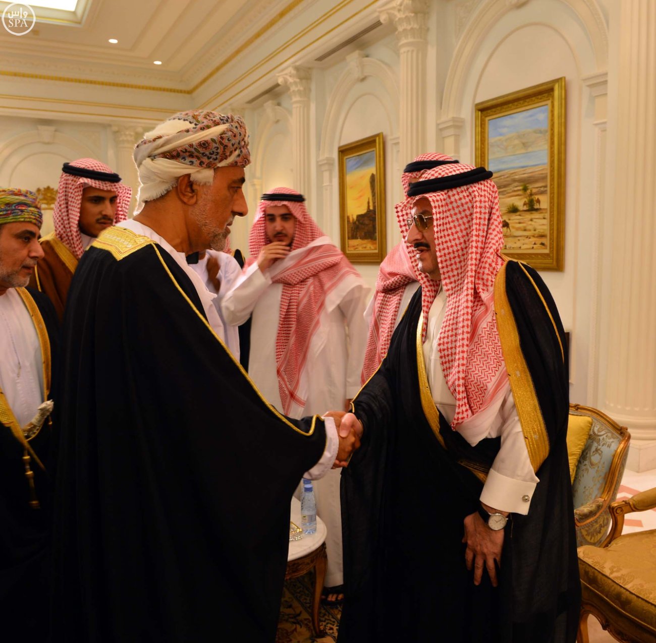 الأمير محمد بن نواف يستقبل جموع المعزين في وفاة والده