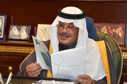 أمير الباحة يتسلم نسخة من مؤلفات وكيل الإمارة