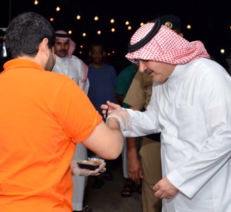 الامير مشعل بن ماجد يقف مع الطهاه السعودين ويتذوق منتجاتهم بكورنيش جدة الليلة
