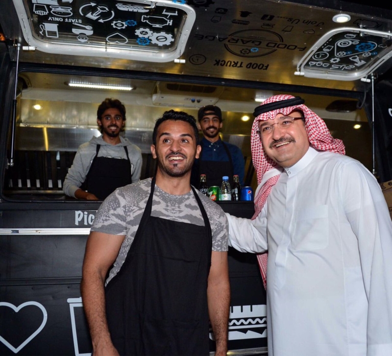 الامير مشعل بن ماجد يقف مع الطهاه السعودين ويتذوق منتجاتهم بكورنيش جدة الليلة2