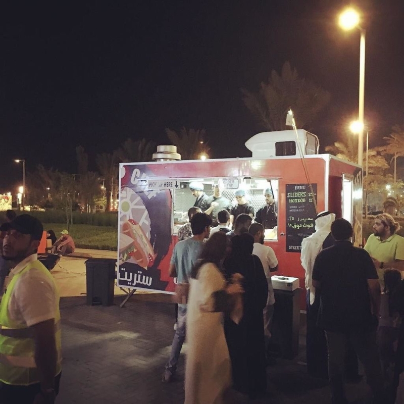 الامير مشعل بن ماجد يقف مع الطهاه السعودين ويتذوق منتجاتهم بكورنيش جدة الليلة3