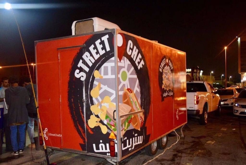 الامير مشعل بن ماجد يقف مع الطهاه السعودين ويتذوق منتجاتهم بكورنيش جدة الليلة4