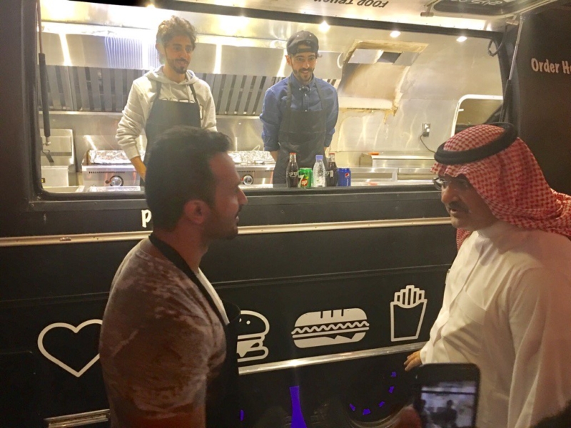 الامير مشعل بن ماجد يقف مع الطهاه السعودين ويتذوق منتجاتهم بكورنيش جدة الليلة6