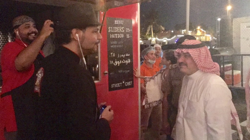 الامير مشعل بن ماجد يقف مع الطهاه السعودين ويتذوق منتجاتهم بكورنيش جدة الليلة7