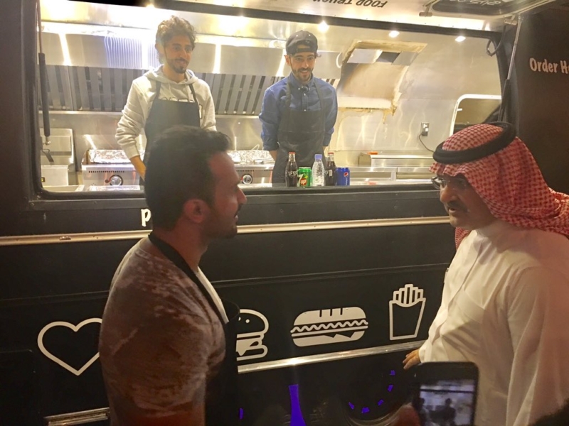 الامير مشعل بن ماجد يقف مع الطهاه السعودين ويتذوق منتجاتهم بكورنيش جدة الليلة8