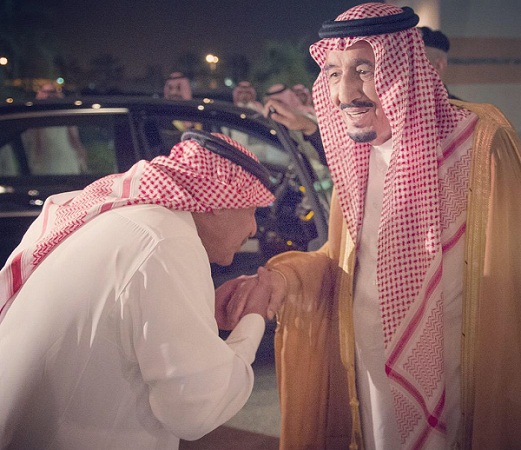شاهد الأمير مقرن بن عبدالعزيز يُقبِّل يدَ خادم الحرمين