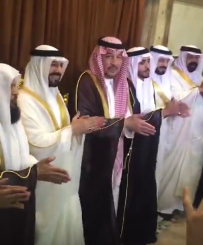 بالفيديو.. الأمير ممدوح بن عبدالرحمن يُشارك في رقصة الدحة