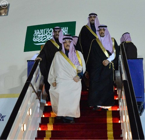 بالصور .. الأمير أحمد بن عبدالعزيز يصل إلى الرياض