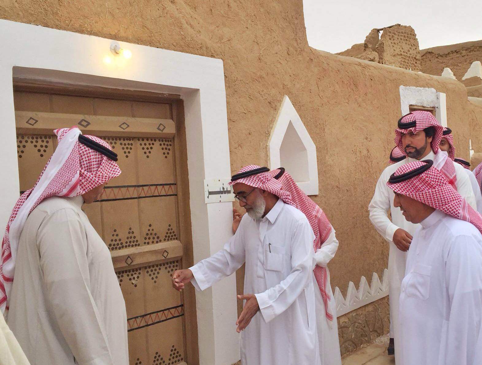 بالصور.. الأميران سعود وبدر يعودان 250 عاماً في قرية القصب