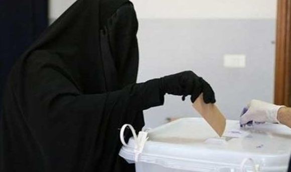 عفاف القحطاني أول سيدة تفوز في الانتخابات البلدية بالهياثم