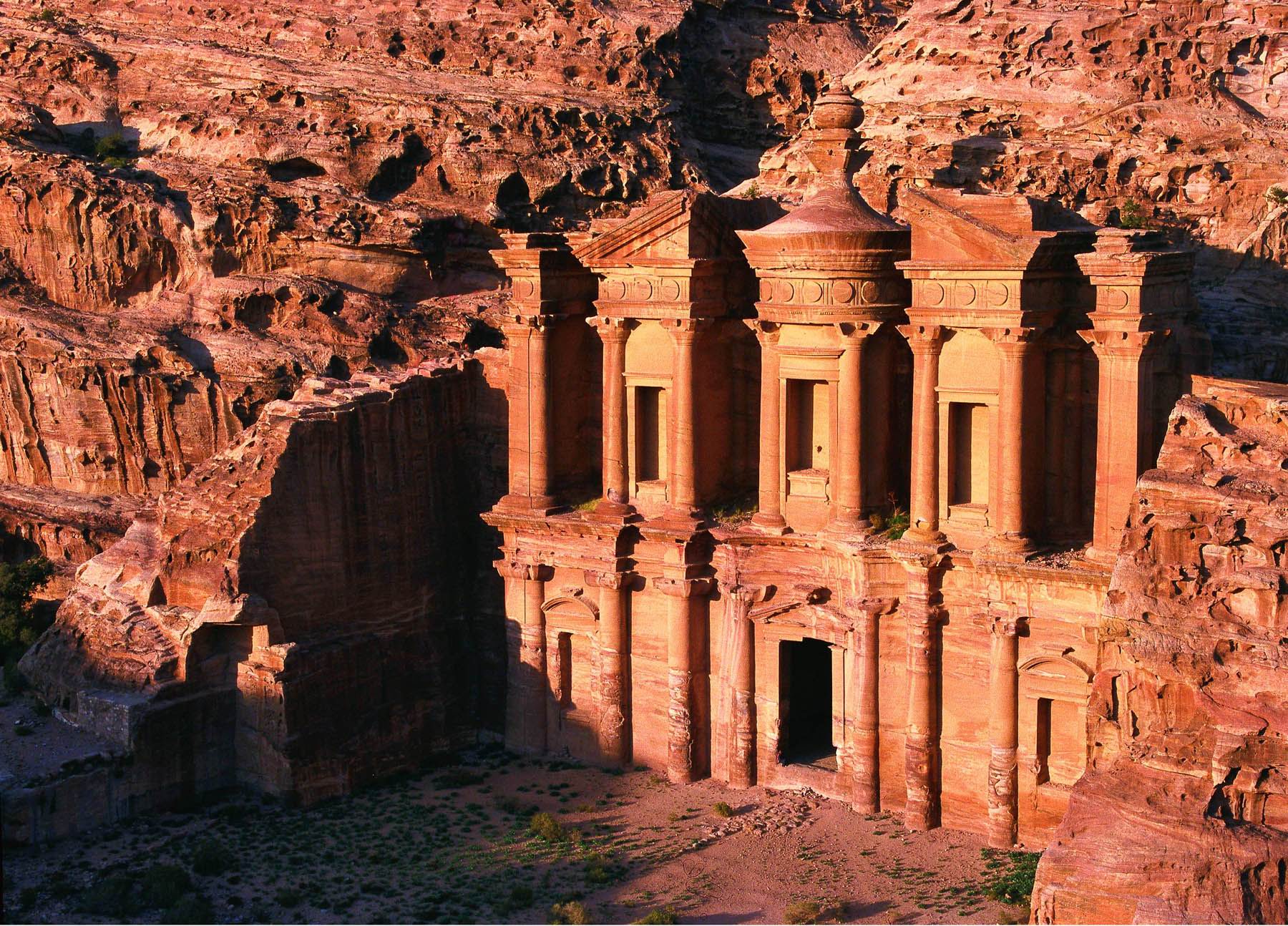 العثور على منصة احتفالات عمرها أكثر من 2000 عام بالأردن