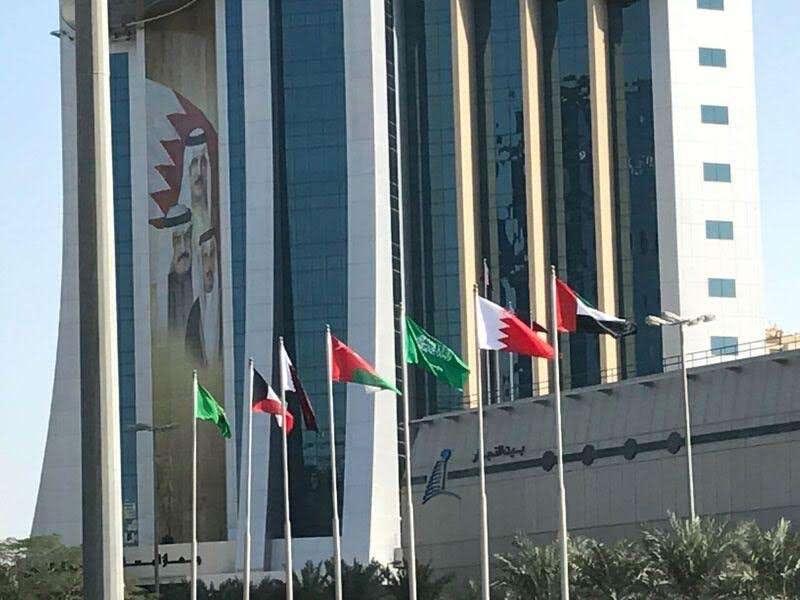البحرين تستعد للقمة الـ37 .. أعلام وصور قادة #الخليج تزين الميادين