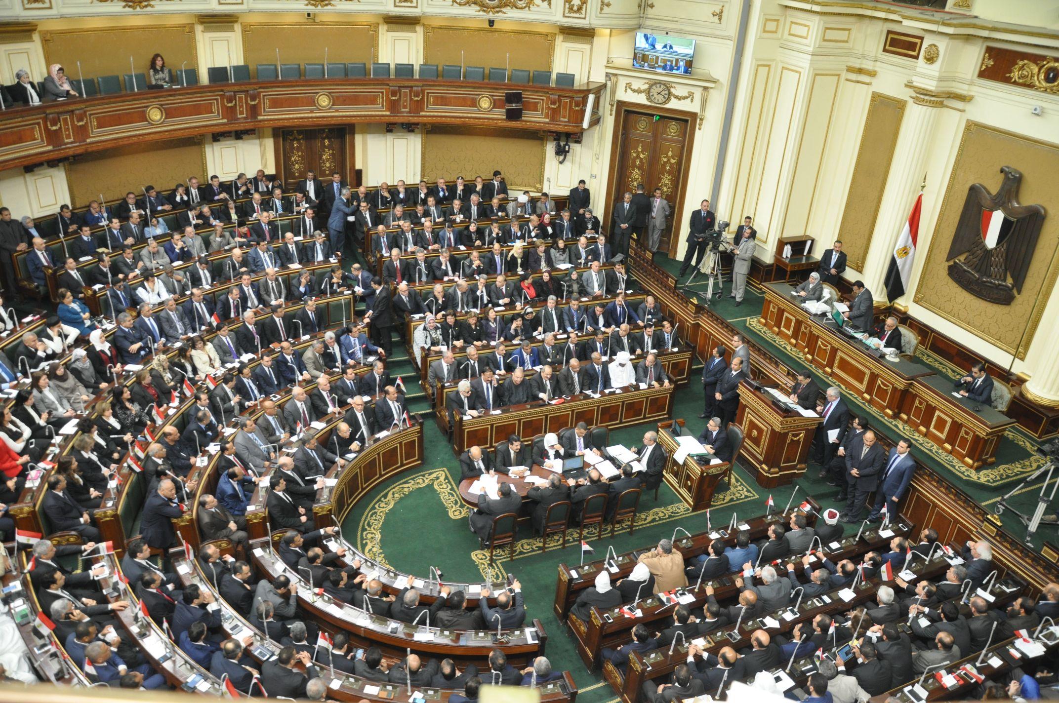 البرلمان المصري يعدل قانون الطوارئ لمواجهة كورونا