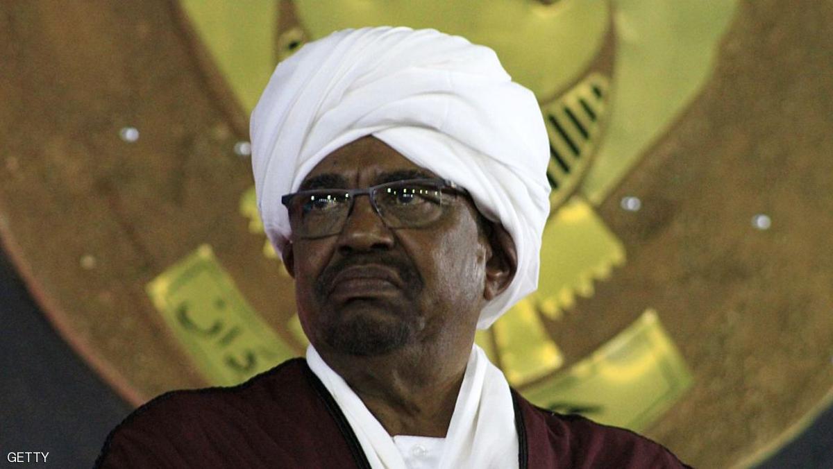 الرئيس السوداني يعفي رئيس أركان الجيش من منصبه