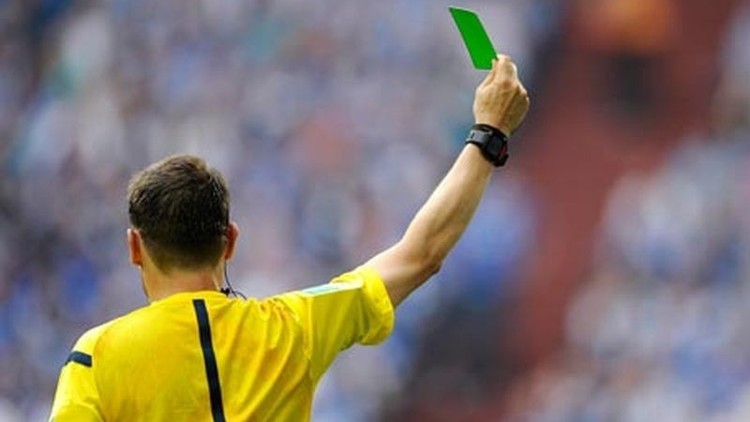 البطاقة الخضراء تظهر لأول مرة في مباراة كرة قدم.. ماذا تعني!