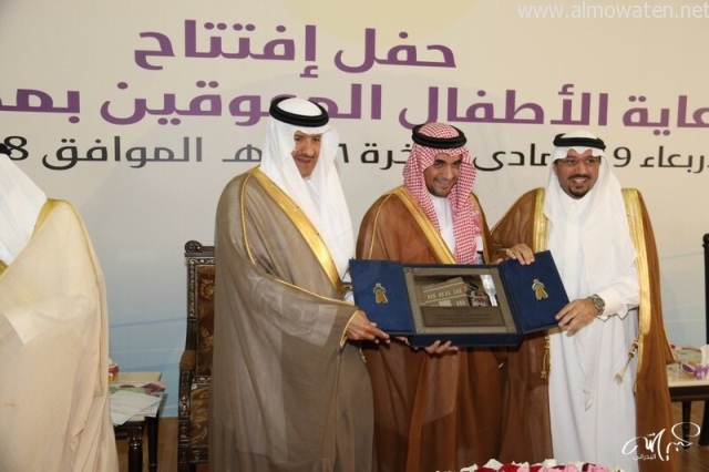 الأمير سلطان بن سلمان وأمير القصيم يدشنان مركز رعاية الأطفال المعوقين بالرس