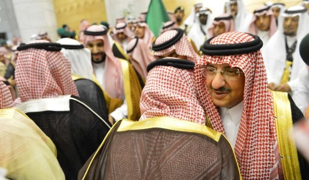 شاهد بالصور .. السعوديون يتوافدون إلى قصر الحكم لمبايعة محمد بن نايف ومحمد بن سلمان