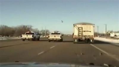 بالفيديو.. ضابط شُجاع يخاطر بحياته لإيقاف شاحنة مجنونة