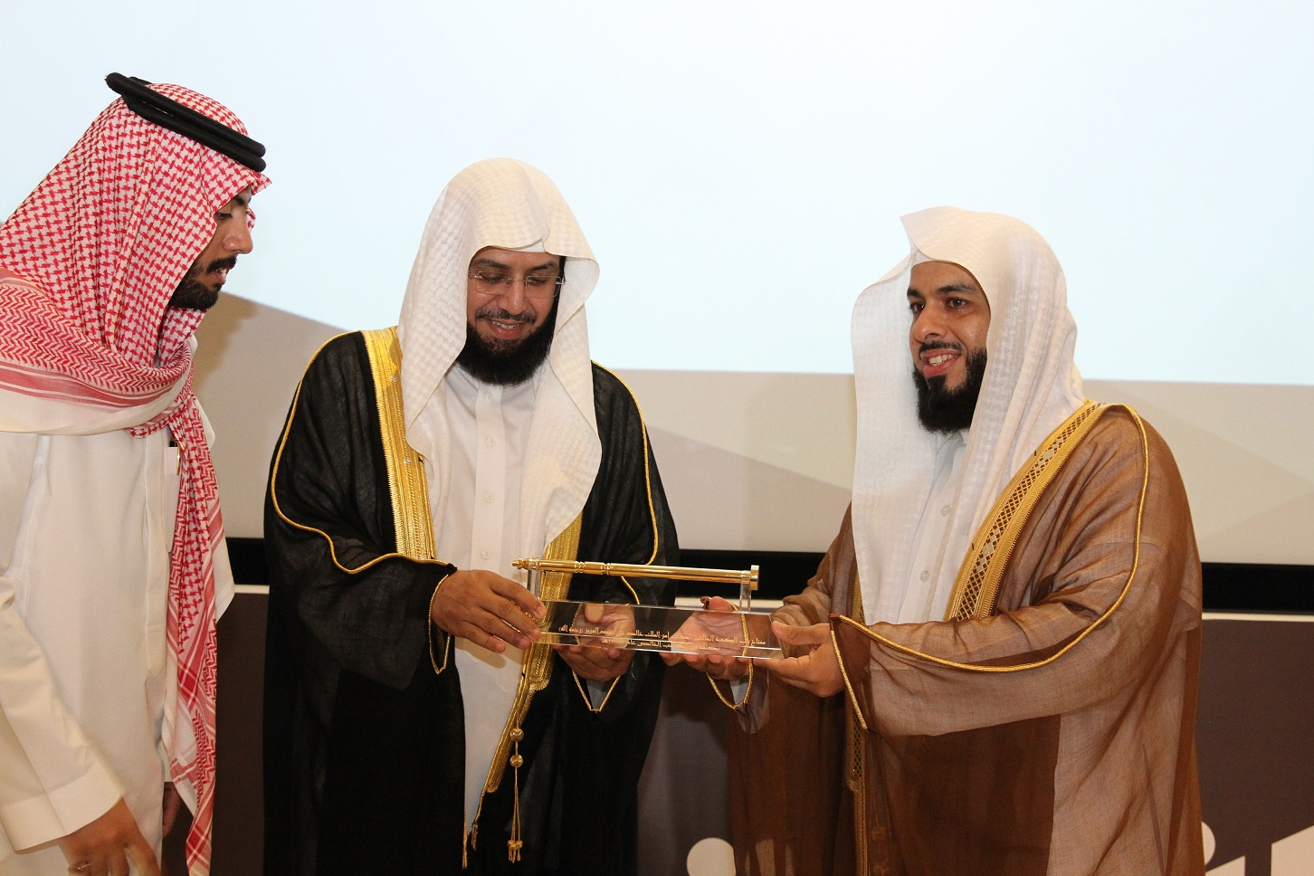 بالصور.. إمام وخطيب المسجد الحرام يدشن المشروع القرآني اتساق بمؤسسة الملك خالد