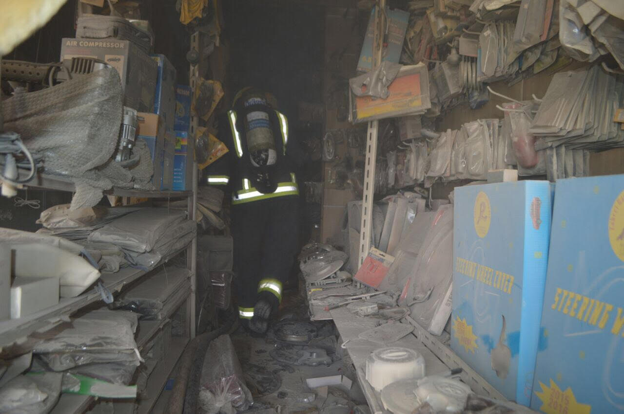 بالصور .. التماس كهربائي يحرق محلاً في صناعية #رفحاء