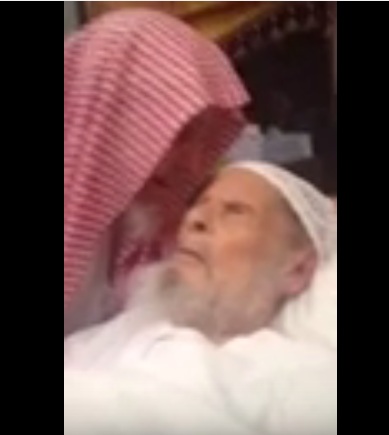 فيديو متداول: الشيخ السدلان يودِّع الشيخ #عبدالله_بن_راشد_التويجري قبل وفاته