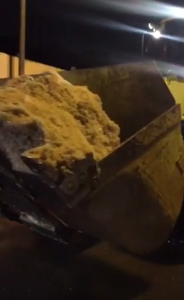 بالفيديو.. “الثلوج” تغطي شوارع #الباحة والدفاع المدني يرفعها بمعدات ثقيلة