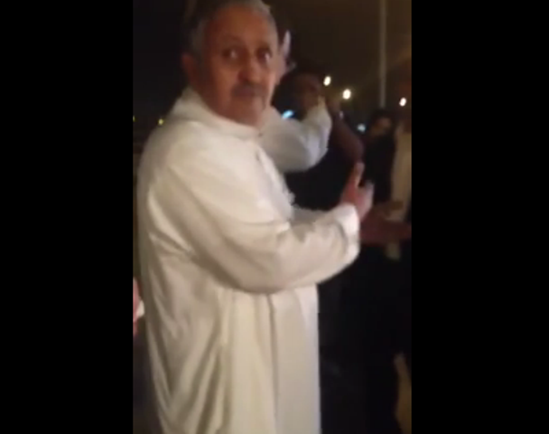 بالفيديو.. الثوب السعودي يمنع مواطناً من دخول مطعم بمصر!