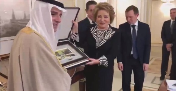 بالفيديو.. الجبير يشرح لرئيسة مجلس الاتحاد الروسي فنون القهوة!