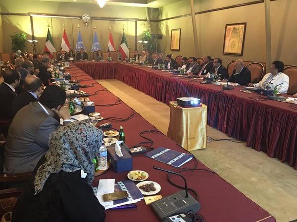 وفد الحكومة اليمنية يوقع مسودة اتفاق الأمم المتحدة ويستعد لمغادرة الكويت