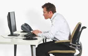 تحذير.. الجلوس الطويل في مكتب العمل يدمر صحتك