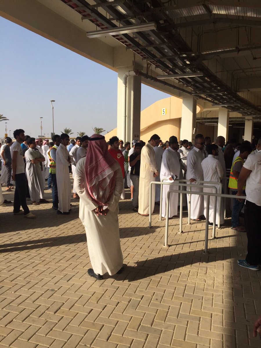 بالصور.. إقبال جماهيري لاستلام تذاكر مباراة السّعودية والإمارات المجّانية