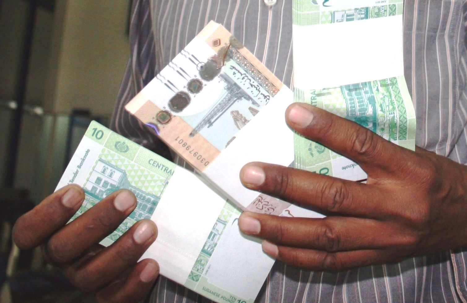 انخفاض الجنيه السوداني أمام الدولار بشكل غير مسبوق