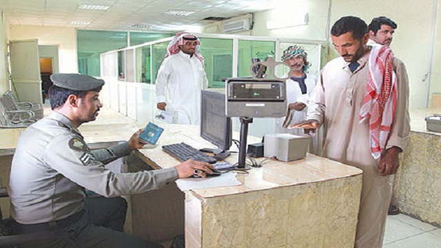 ضبط شخصين حاولا السفر بجوازات لا تخصهما بمطار الملك عبد العزيز