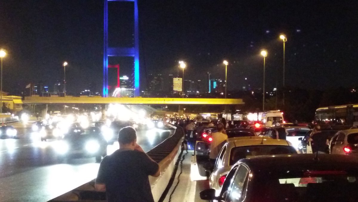بالصور .. الجيش التركي يغلق جسر البوسفور