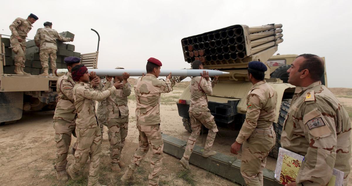 لقطات لجنود عراقيين يسيرون 6 كم بالصحراء للعودة لمدنهم