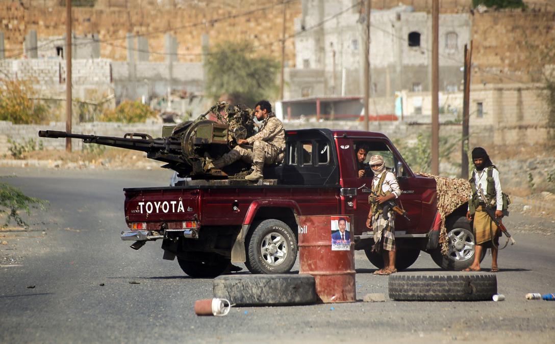الجيش اليمني يداهم أوكارًا إرهابية شرق تعز